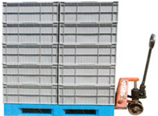 山西都程倉儲設(shè)備廠生產(chǎn)的叉車、托盤、以及塑料周轉(zhuǎn)箱之間的配合使用場景